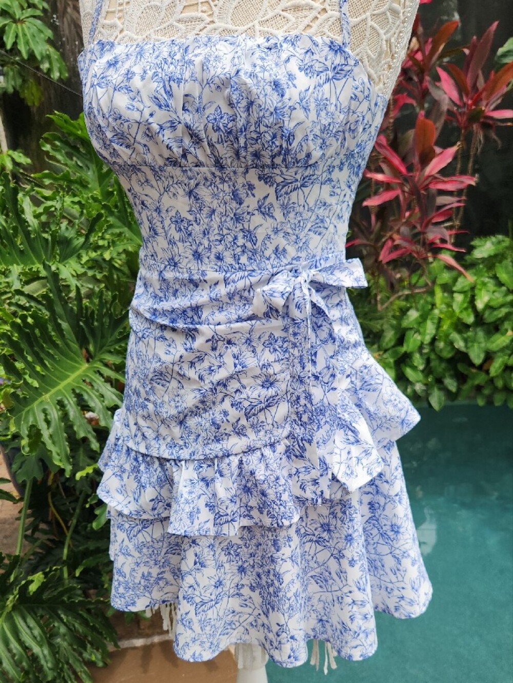 Perfect Summer Dress! Blue & White Floral Halter Mini Dress - Picture 2 of 7